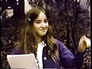 Zoete gebruinde tiener Nita Star vult al haar gaten met lesbische pornofilm lul