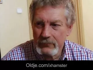 Sexy tiener vingert haar geschoren pornof kutje