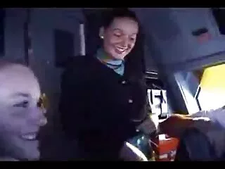 Verleidelijke hoeren neuken in 3d pornofilm een wilde trio