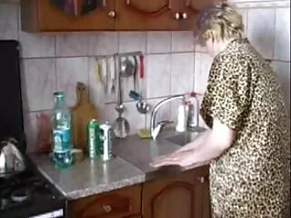 Twee lez schoolmeisjes hebben seks in gratis pornofilm de klas