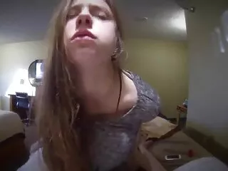 De kantoorslet laat ze spelen lange pornofilm met haar harige kutje