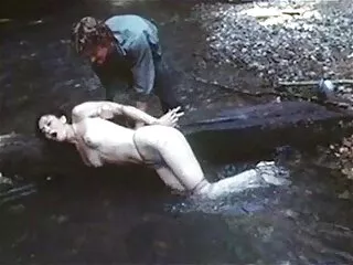 Kleine tiener houdt pornofilm movie van geldautomaat