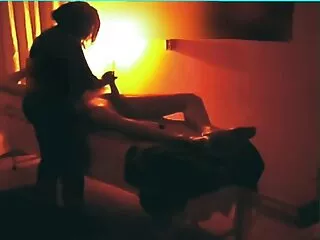 Sexy nerd zuigt op een grote pornofilm xxl paal voordat ze uitgebeend wordt