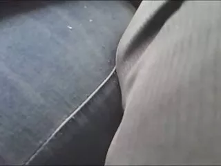 Kleine kut uitgerekt thai pornofilm met riem aan
