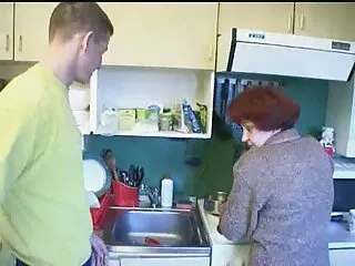 Drie pornos 3d huisvrouwen neuken en zuigen een man
