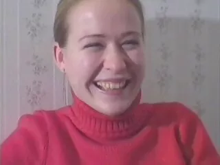 Zoete brunette tiener Mary Fox wordt aan haar kutje gelikt bi pornofilm en geslagen